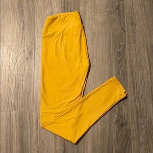 SOLD: LulaRoe Solid Leggings